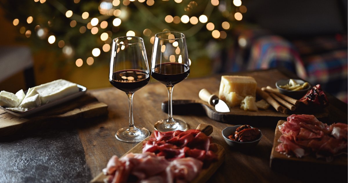 _Vinovae's tweet card. Comme tous les ans, les calendriers de l'avent originaux ne manquent pas. Voici une sélection de nos meilleures calendrier de l'avent de vins et de bières pour finir 2025 en beauté.