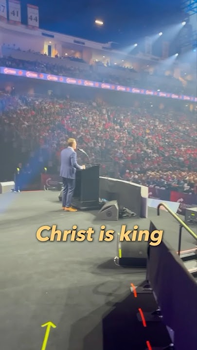 ALBERTOSOTOLON2's tweet card. BACKFIRE: Entire Stadium Shouts 'Jesus is King'