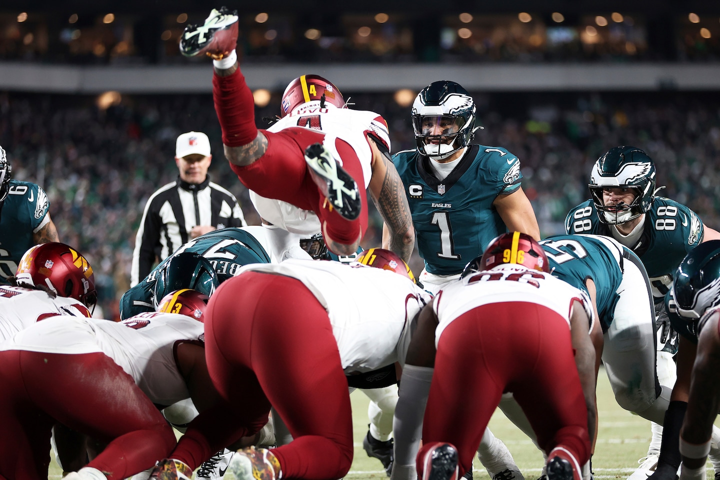 washingtonpost's tweet card. Shawn Hochuli threatened to invoke an NFL rule that allows a referee to award a touchdown for a palpably unfair act as the Commanders repeatedly jumped offside.