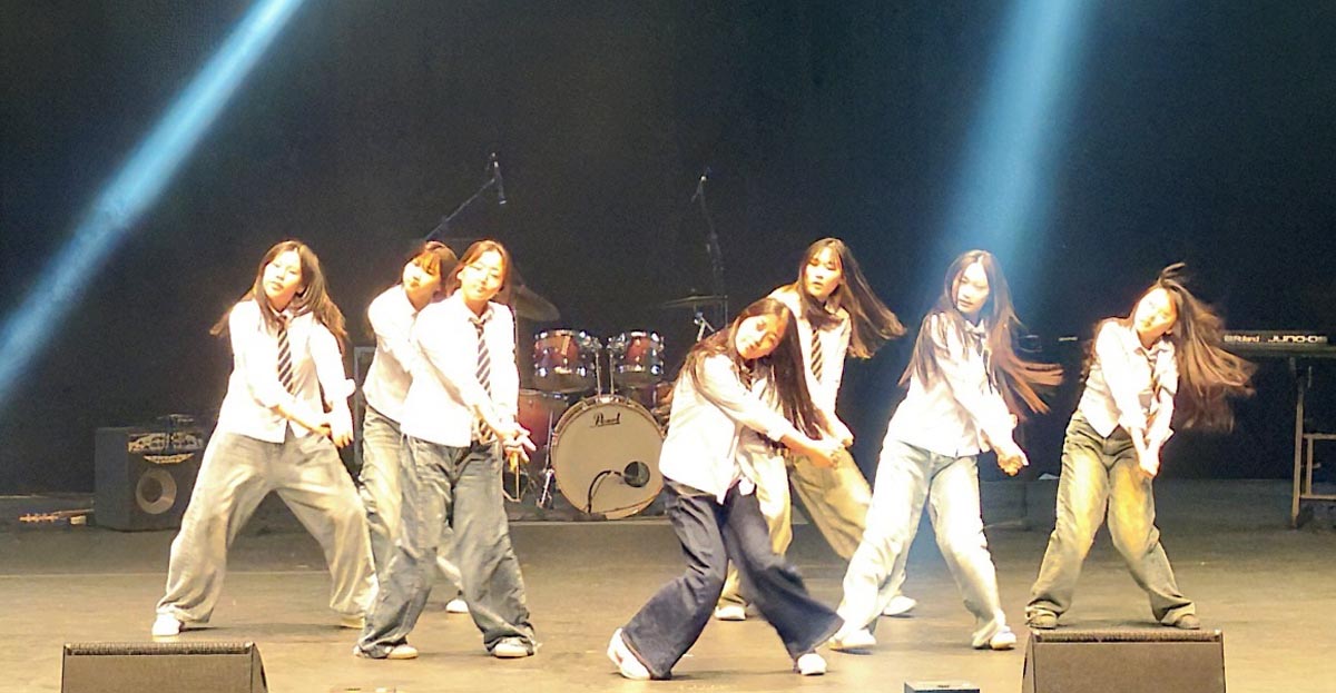 OhmyNews_Korea's tweet card. 충남 청양군 청양중학교에서 열린 '청송음악제'는 학생이 기획하고 교사가 동행하는 프로젝트형 수업의 결과물이다. 1~3학년 12개 학급이 각자 준비한 무대를 선보였으며, 모든 참가 학급에 상이 돌아갔다. 청양중은 혁신학교 10년을 마무리하고 국제 바칼로레아(IB) 프로그램 도입을 추진 중이다. 자율동아리, 공동체 프로...