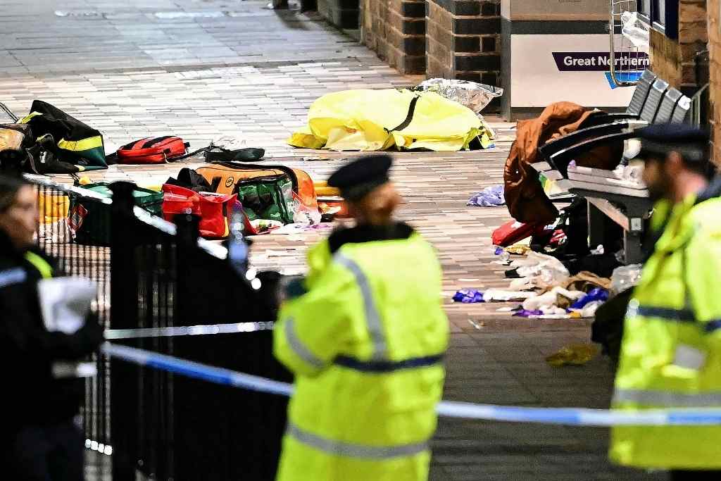 ewmagazinenl's tweet card. In Engeland en Wales is het amper nog nieuws als iemand wordt doodgestoken. Het messengeweld neemt in Britse steden surrealistische proporties aan.