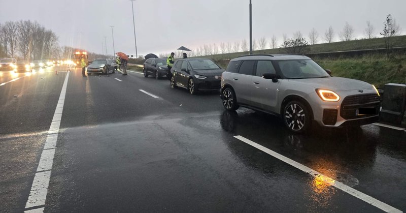 Flinke vertraging en schade op A4 bij Weteringbrug door ongeval met zes voertuigen