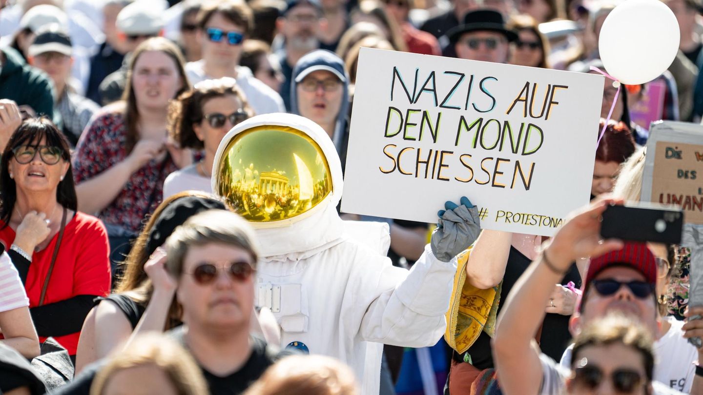 Protestonaut's tweet card. Mit der Forderung "AfD-Verbot jetzt" haben Initiativen gegen Rechts zu Kundgebungen in ganz Deutschland aufgerufen. Viele folgen dem Appell.