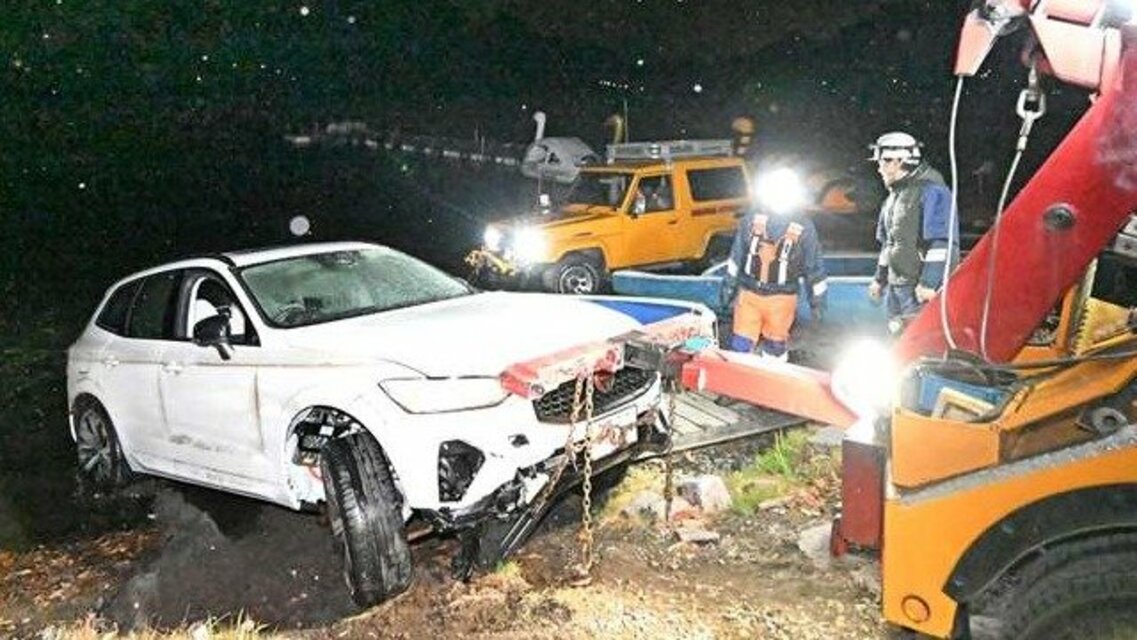 jomo_news's tweet card. 榛名湖（群馬県高崎市榛名湖町）のボート乗り場付近に浸水していた白いスポーツタイプ多目的車（SUV）が18日夜、レッカー車によって引き揚げられた。  　当初は安全性などを考え12月上旬の撤去予定だ...