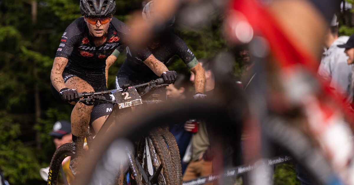 Sportarts's tweet card. Anne Terpstra leidt sinds afgelopen weekend de stand in de wereldbeker mountainbike. De basis van het succes legde ze bij toeval, door haar hart te volgen.