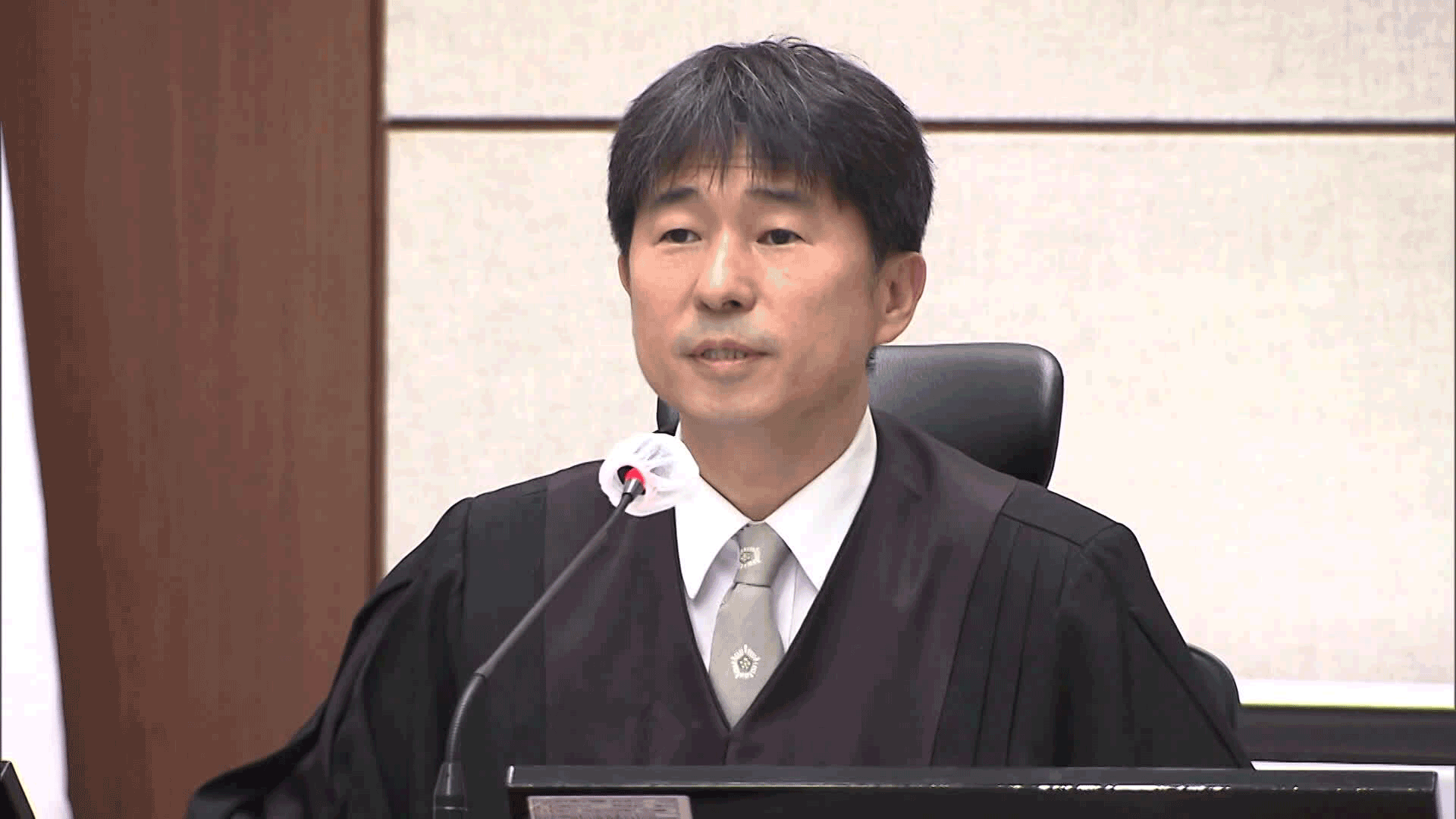 KBSnews's tweet card. [앵커] 여당이 제기한 지귀연 부장판사의 이른바 '룸살롱 접대 의혹'에 대해 공수처가 본격 수사에 나섰습...