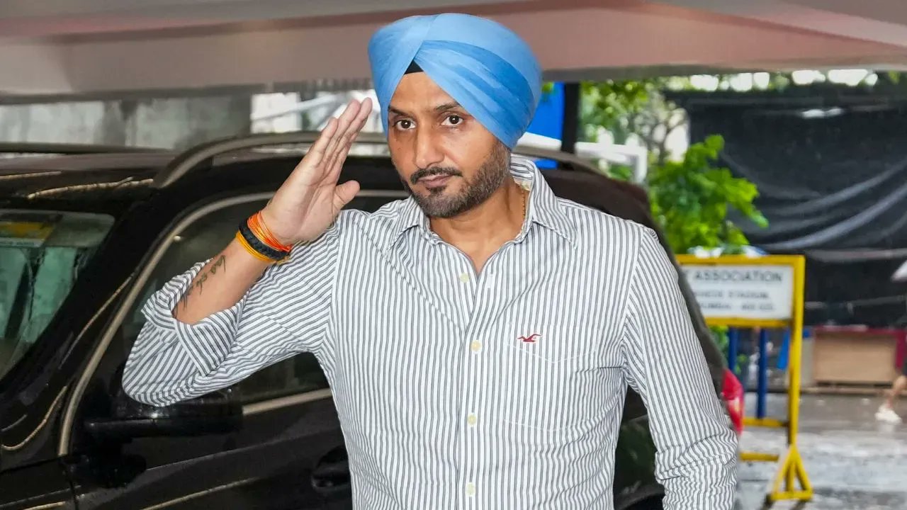 LallantopSports's tweet card. IPL 2008 में Harbhajan Singh ने S Sreesanth को थप्पड़ जड़ दिया था. 17 साल बाद इस घटना का वीडियो IPL के पूर्व चेयरमैन Lalit Modi ने शेयर कर दी. अब इसे लेकर Harbhajan Singh ने उन्हें गंदा सुना दिया है.