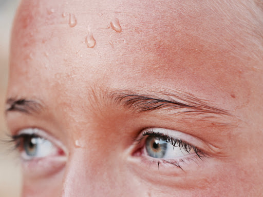 sharely_ch's tweet card. IT'S GETTING HOT IN HERE! Kühl dich ab diese Tage, mit tollen Klimaanlagen und Ventilatoren. Diese kannst du günstig auf Sharely mieten - oder deine an andere Hitzegeplagte vermieten!