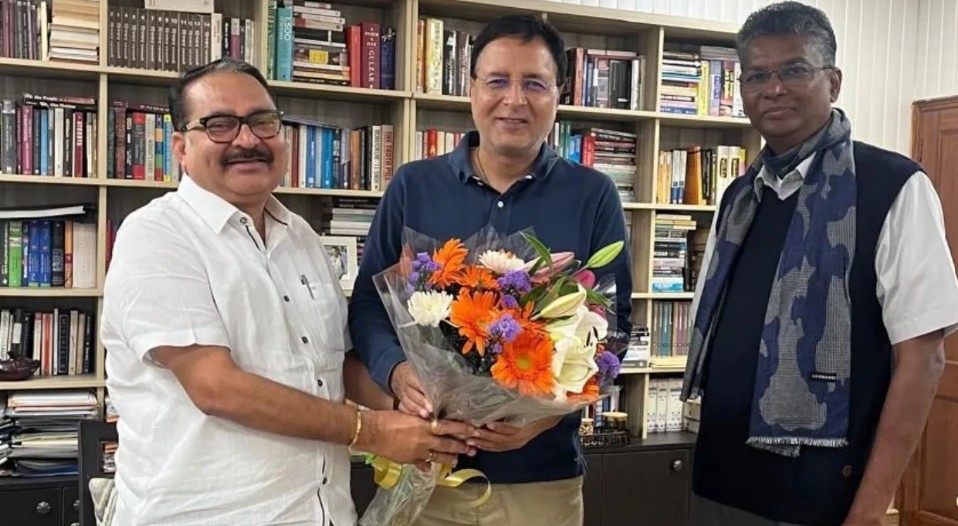 navasamajanews's tweet card. ಸಚಿವ ಸತೀಶ್ ಜಾರಕಿಹೊಳಿಯವರು (Satish Jarakiholi) ದಿಢೀರ್ ದೆಹಲಿ (Delhi) ಪ್ರವಾಸ ಮಾಡಿದ್ದು, ಕಾಂಗ್ರೆಸ್ ಪಾಳಯದಲ್ಲಿ ಭಾರಿ ಚರ್ಚೆಗೆ ಗ್ರಾಸವಾಗಿದೆ.