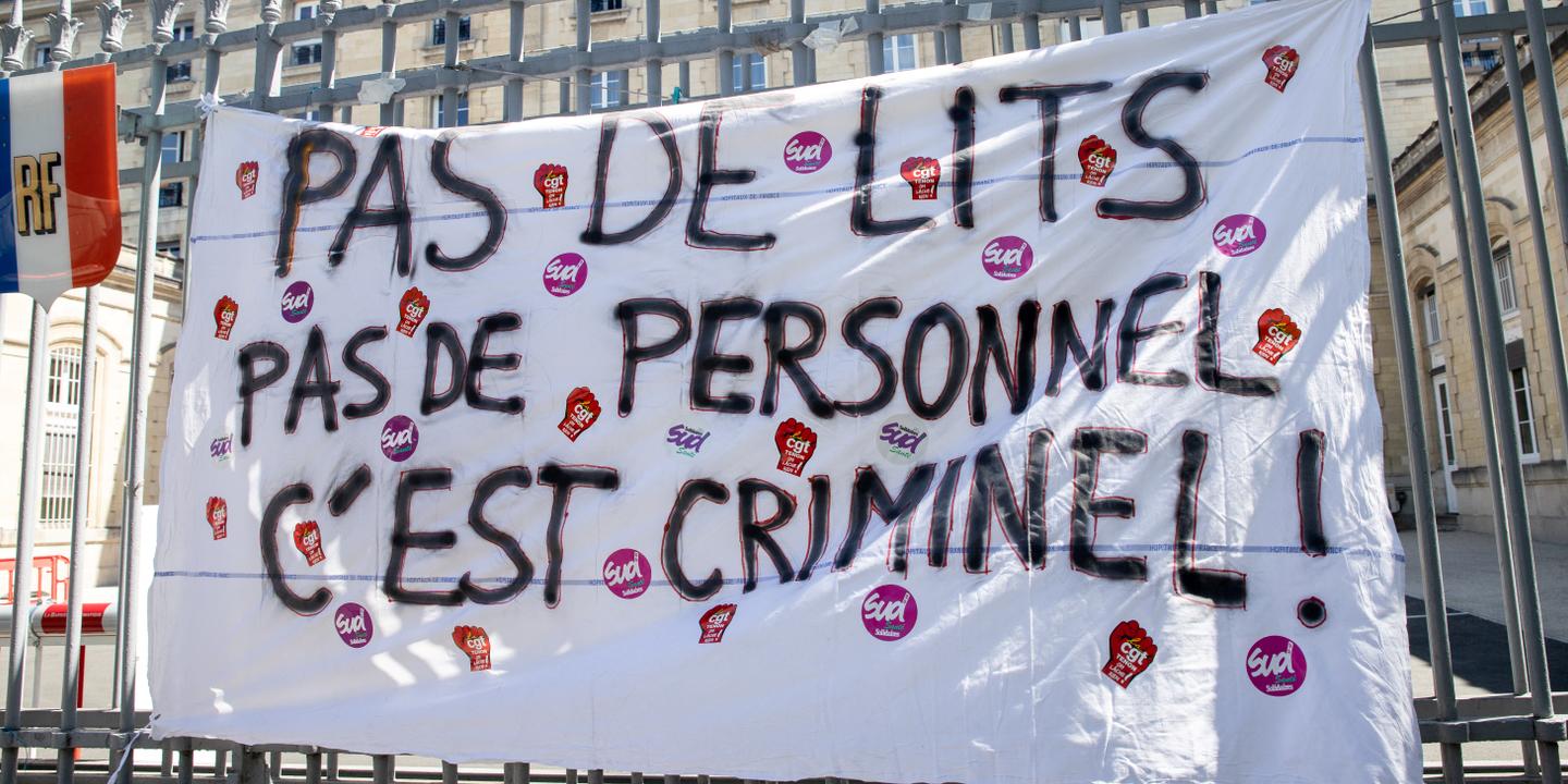 lemondefr's tweet card. TRIBUNE. Plus d’un millier d’aides-soignants, infirmiers, de sages-femmes ou médecins hospitaliers dénoncent, dans une tribune au « Monde », les « dilemmes éthiques intenables » auxquels ils sont...