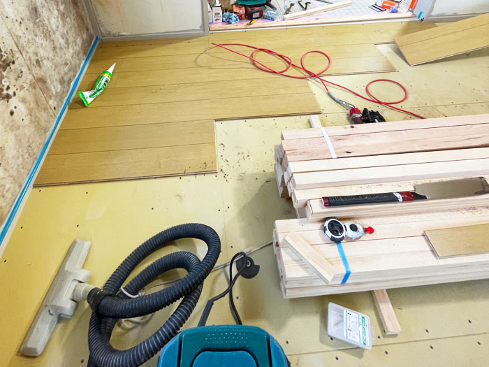 ecoreform's tweet card. 湿気で傷んだ床の下地の交換です。やはり外気の影響を受けやすい窓下は痛みが酷いようです。室内と室外の温度差による窓に結露が発生し、室内側のガラスやアルミフレームに水滴がたまるため、それが影響しての事だと思われます。 躯体のコンクリートの壁に直