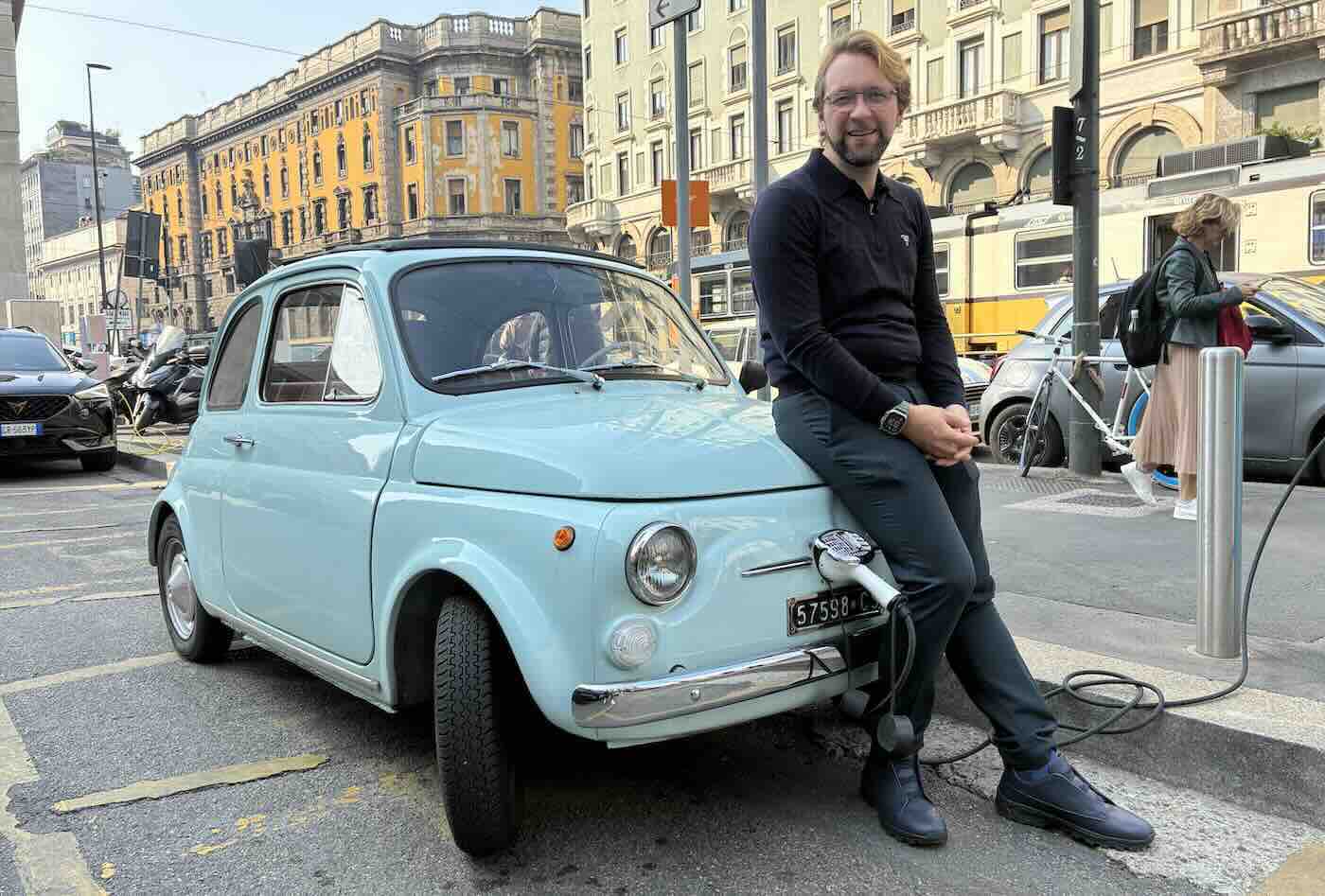Open_gol's tweet card. Durante il Covid, Filippo Bianchi ha fatto rigenerare l'auto in un'officina siciliana. E, racconta a Open, adesso può circolare fino a due passi dal Duomo di Milano
