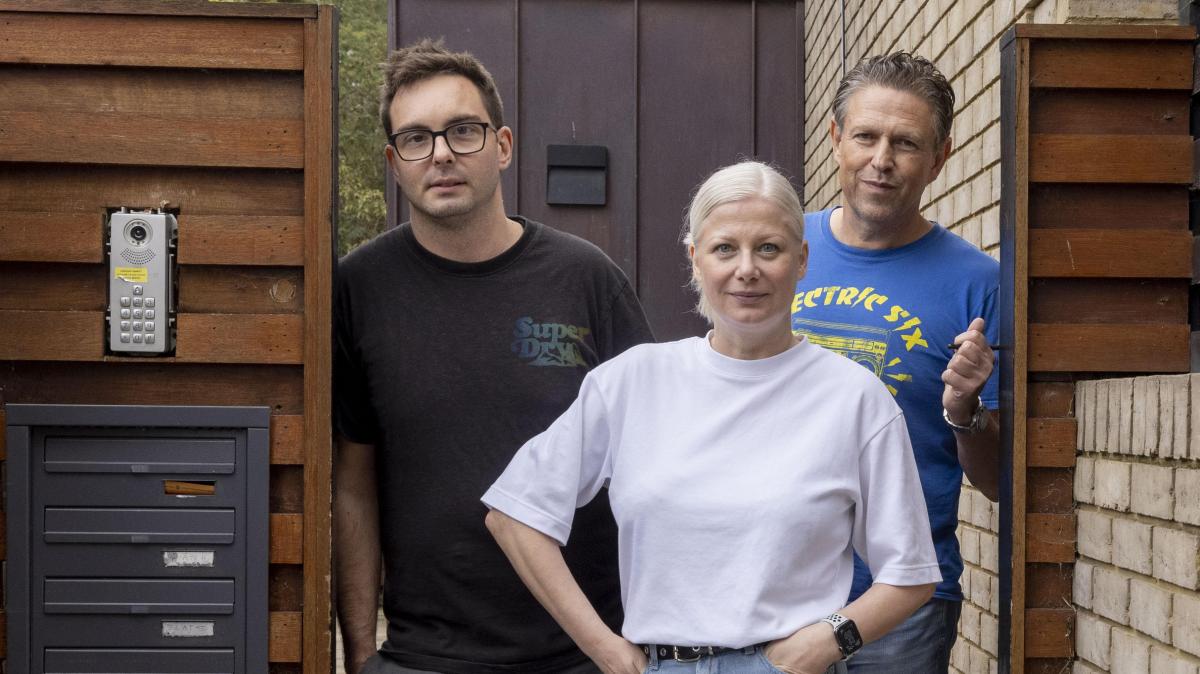 dannybster's tweet card. Melissa York and Harry Scoffin talk to three property owners fighting for justice after years of defects and delays