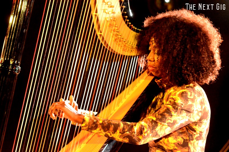 gig_next's tweet card. GRONINGEN – Een oudere heer, colbertje aan, haast zich naar de bovenzaal van De Oosterpoort in Groningen voor het optreden van Brandee Younger tijdens Rockit. De beste man hoopt nog net op tijd te …