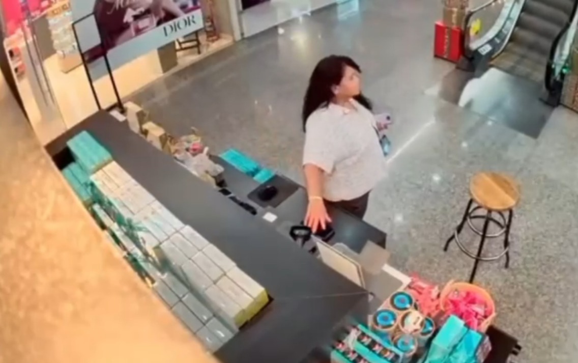 trecepy's tweet card. La Policía Nacional busca dar con el paradero de una mujer que aprovechó el descuido de una trabajadora para alzarse con un celular en Luque.