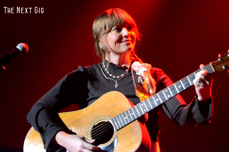 gig_next's tweet card. GRONINGEN – Courtney Marie Andrews, Brown Horse of Alela Diana. De opsteller van het schema geeft soms blijk van een persvers genoegen om je te dwingen tot onmogelijke keuzen. Alela Diana was het a…