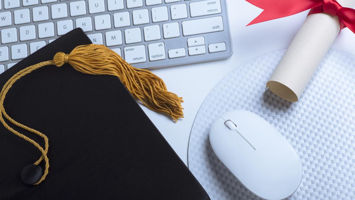 TheHinduEduPlus's tweet card. Discover how to choose the right online degree in India by focusing on accreditation, industry needs, placement support, and reliable sources.