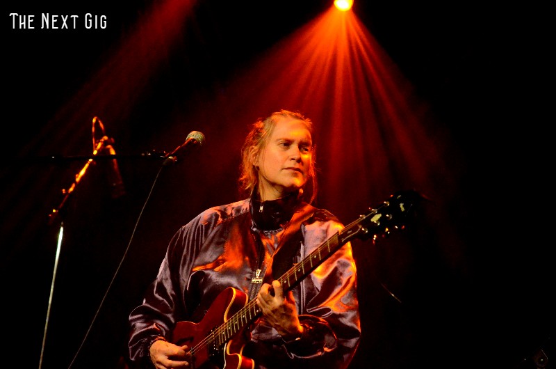 gig_next's tweet card. GRONINGEN – Je kunt veel van onze zuiderburen zeggen, net als zij ook de nodige zaken op ons zullen hebben aan te merken, maar hun smaakgevoel is prima. Op de merchtafel in Vera prijkte een dichte …