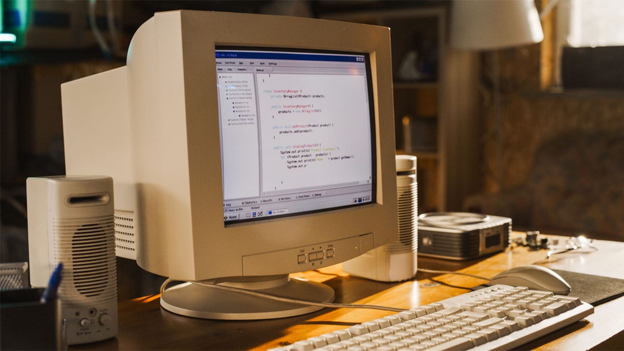 GeK6JzXlD0Xrlml's tweet card. Windows 95発売30周年。スタートボタン導入や32ビット化、プラグ＆プレイなど、PC体験の革新と社会現象化を詳しく解説。