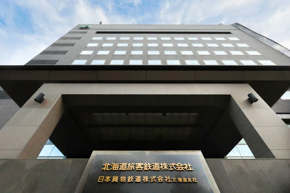 doshinweb's tweet card. JR北海道は20日、12月1日から来年2月末までの期間限定で、富良野線美瑛発旭川行きの臨時普通列車1本を運行すると発表した。昨冬、美瑛を訪れた外国人観光客で同区間が混雑したことを受けた対応で、一部列車...