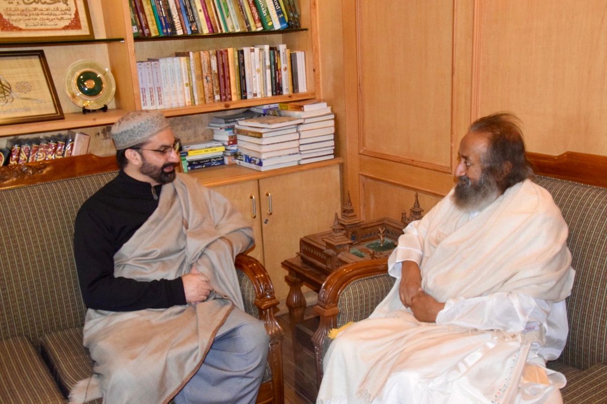 kashmirobserver's tweet card. Sri Sri Ravi Shankar Meets Mirwaiz in Srinagar Srinagar- Art of Living founder Sri Sri Ravi Shankar met Hurriyat Conference