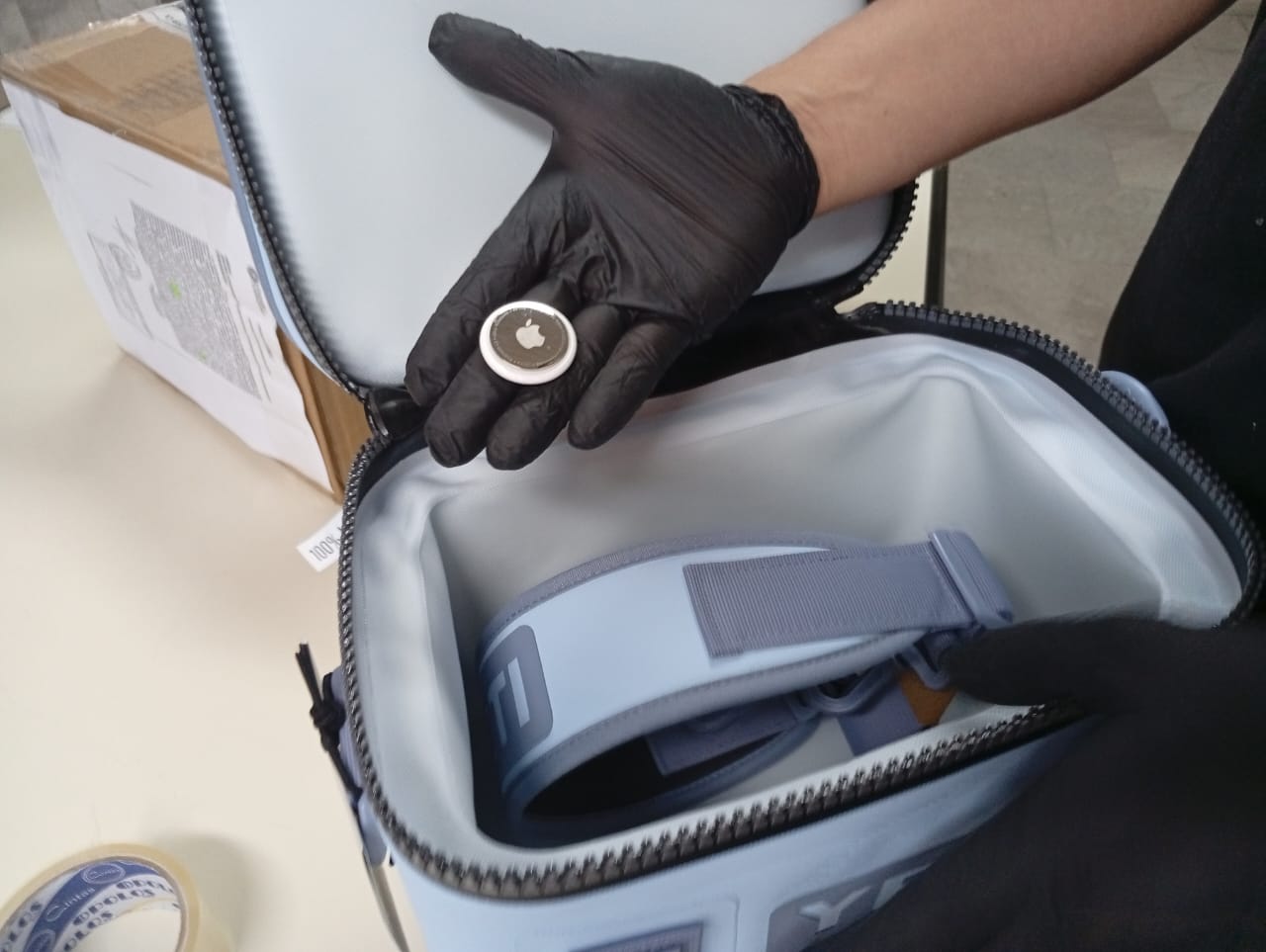 trecepy's tweet card. Agentes de la Senad detectaron narcoencomiendas enviadas desde California. La droga estaba oculta en bolsos térmicos.