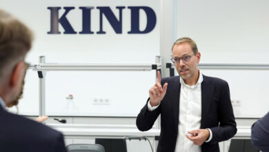 Rundblick_NDS's tweet card. Alexander Kind, zusammen mit seinem Vater Martin Kind gleichberechtigter Geschäftsführer und Eigentümer des Hörakustikers Kind aus Großburgwedel, hat das Familienunternehmen an den dänischen Hörger...