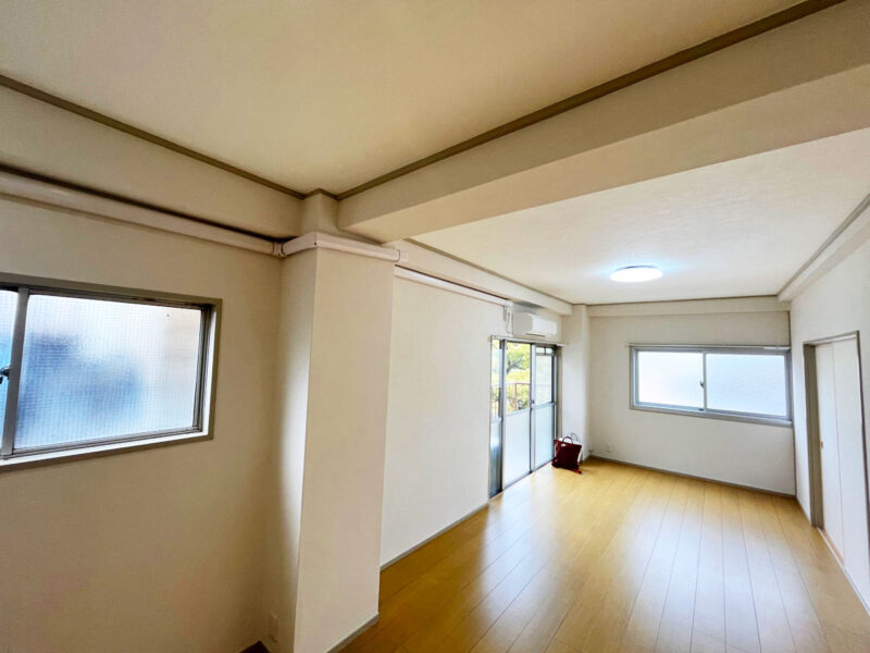 ecoreform's tweet card. 賃貸のお部屋の内装工事が完了しました。ビフォーアフターの写真を比べながら、完成の様子をご紹介いたします。 リビング・ダイニング 明るい空間になりました。明るめのフローリングの色は、どんなインテリアにも合わせやすい雰囲気です。湿気によるカビだ