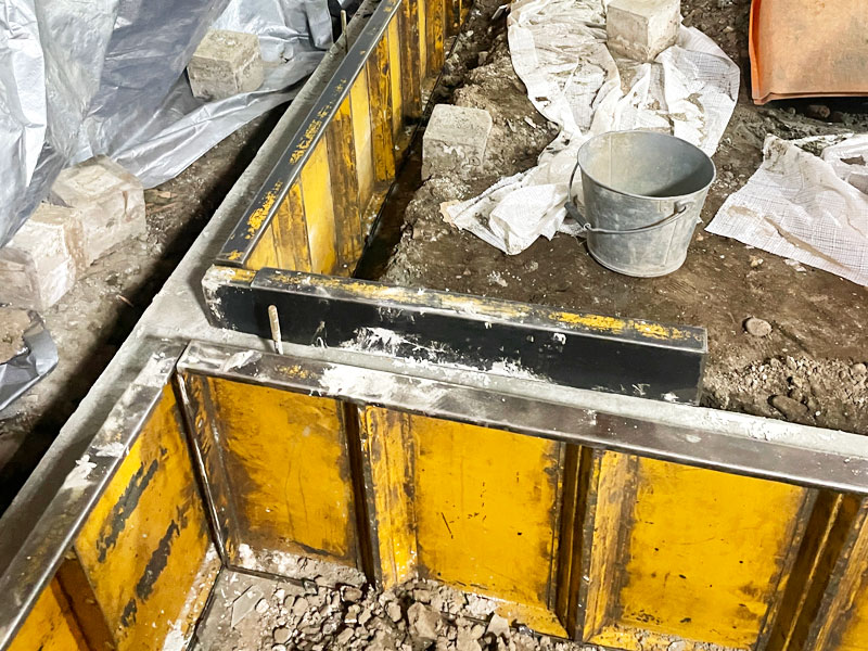 ecoreform's tweet card. 解体が無事に終わり、既存の配管や配線が露になりました。 今回のリフォームでは一旦スケルトン状態にするので、家が丸裸になります。その状態の家は、インフラの他にも、どんな材料でどんな施工がなされているのかを すべて把握することができ、それを踏ま