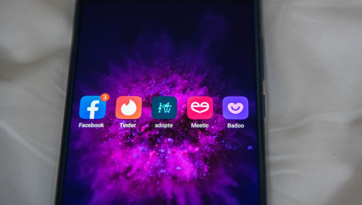 ColletIsabelle4's tweet card. Les applis de rencontres n’ont plus la cote. Le nombre d’utilisateurs est en baisse dans le monde entier. Les jeunes rêvent de vraies rencontres dans les bars ou même à la bibliothèque !