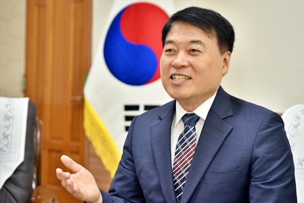 OhmyNews_Korea's tweet card. "교육은 '우리의 미래' 입니다. 우리나라처럼 부존자원이 없어서 기술이나 인적자원을 활용해서 가공한 상품을 외국에 수출해서 나라의 살림을 꾸려가기 위해서는 교육 외에 대안이 없다고 할 수 있습니다. 오로지 자라나는 세대에 훌륭한 교