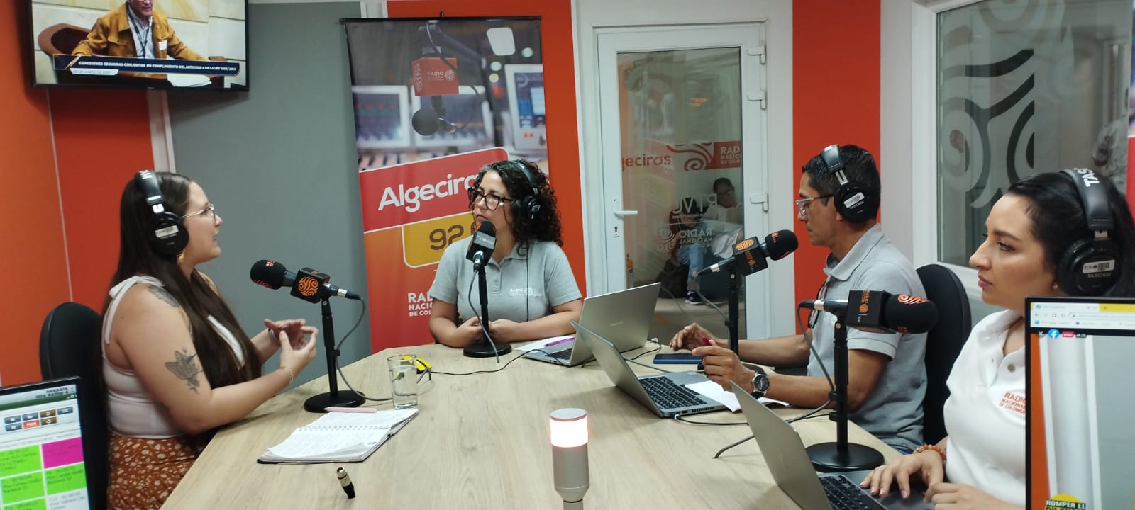 Barequeo's tweet card. La radio que tenía una orientación clara hacia las comunidades discriminadas se usa ahora de manera casi exclusiva para hacer propaganda.