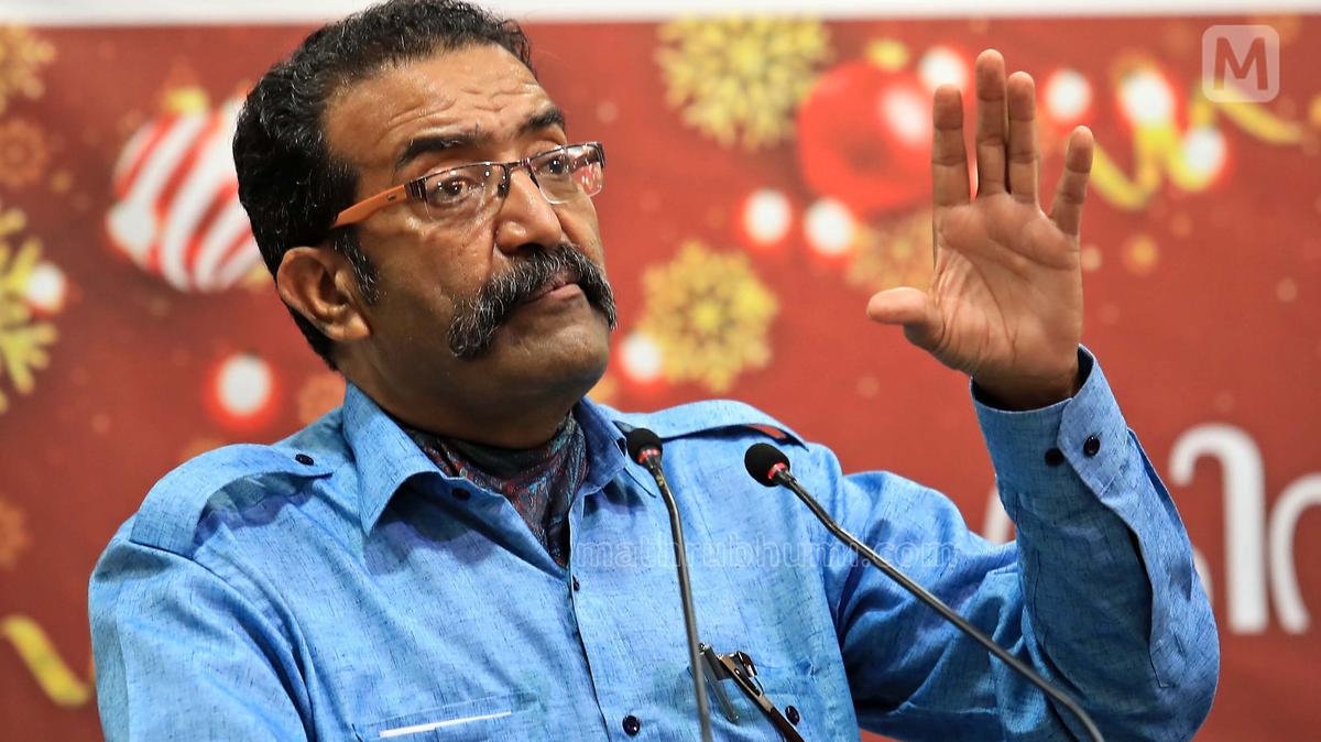 mathrubhumieng's tweet card. Former Kerala DGP Rishiraj Singh missed his train returning lost glasses, only to face false theft accusations. Learn about the misleading media report.