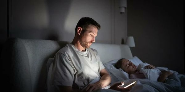 bsindia's tweet card. How bedtime screen habits disrupt melatonin, sleep cycles and blood sugar control, and why doctors warn that late-night scrolling can worsen cravings and insulin resistance: Screen Time Before bed