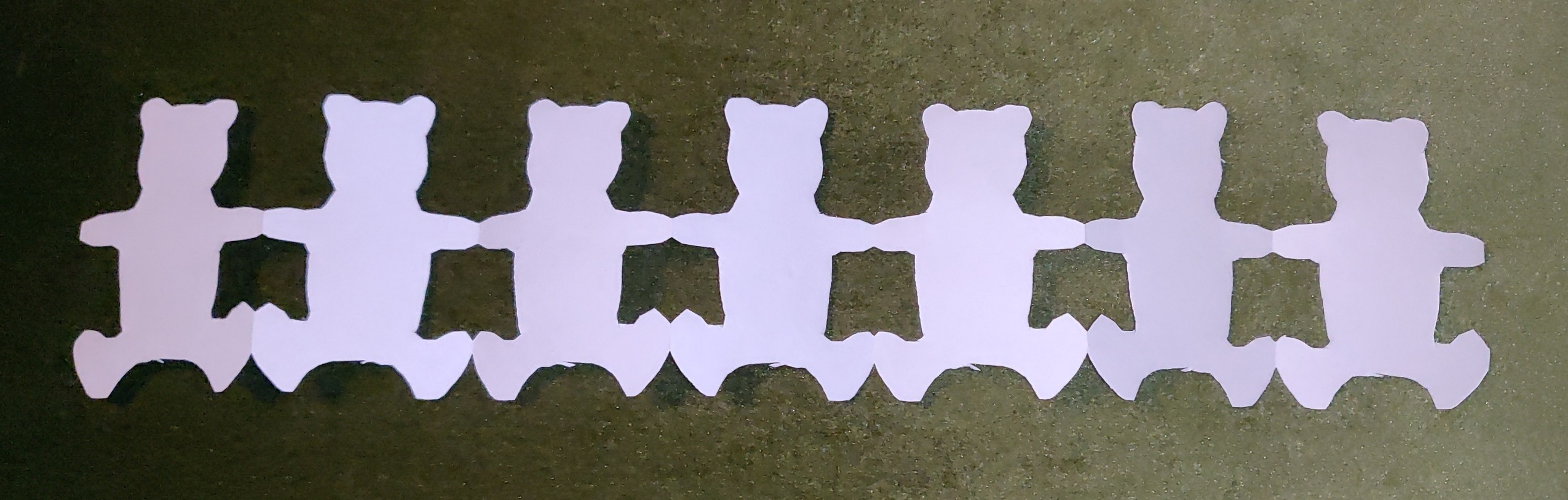 PartFusion's tweet card. Attached: 1 image #Makevember 19: Made a paper chain of bears.