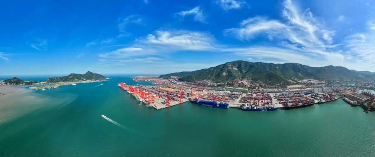 BRICS_IN4U's tweet card. Discover China's first smart microgrid at Lianyungang Port, a pioneering initiative in achieving zero-carbon ports with green energy