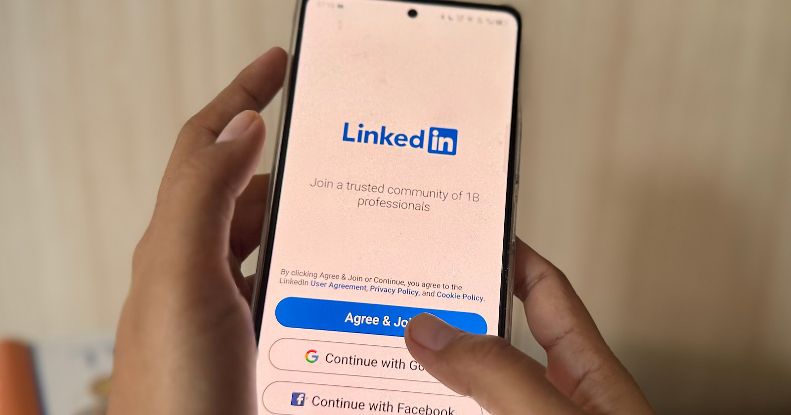 hurdieb's tweet card. LinkedIn reports that professionals trust their networks more than AI or search engines for work advice, with spending shifting to creators and community content.