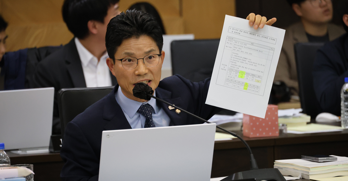 OhmyNews_Korea's tweet card. 경북의 한 특성화고등학교에서 발생한 학교폭력 피해 여학생의 극단적 선택과 관련 국회 교육위원회 위원들이 경북도교육청의 부실한 학교폭력 심의와 감독 실패를 강하게 질타했다.22일 오후 대구시교육청에서 열린 국정감사에서 정을호