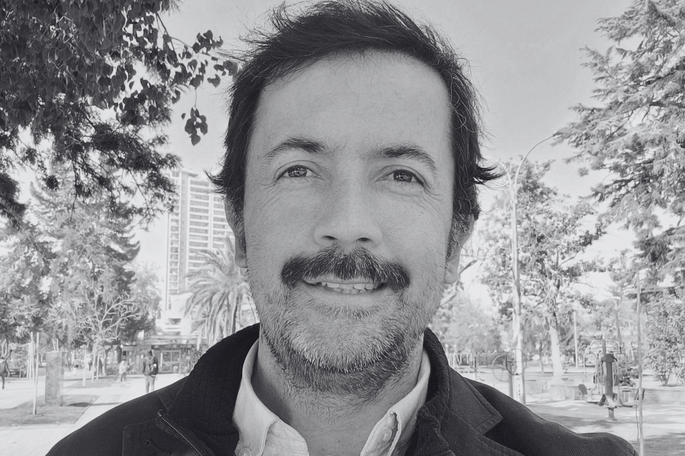 GerardoUreta's tweet card. El sector inmobiliario chileno vive una crisis que exige voluntad política. En 2026 persiste la paradoja: las tasas hipotecarias cayeron a 4,2%, pero las ventas rondan 3.000 unidades mensuales, menos...