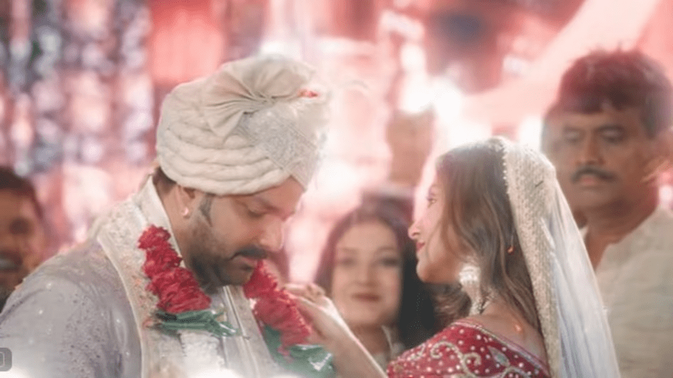 livenewindia01's tweet card. Pawan Singh New Song: पवन सिंह ने नया वेडिंग सॉन्ग 'ले जाएंगे तेरे सजना' रिलीज किया है, जिसमें बिग बॉस ओटीटी फेम सना सुल्तान उनकी हीरोइन हैं.