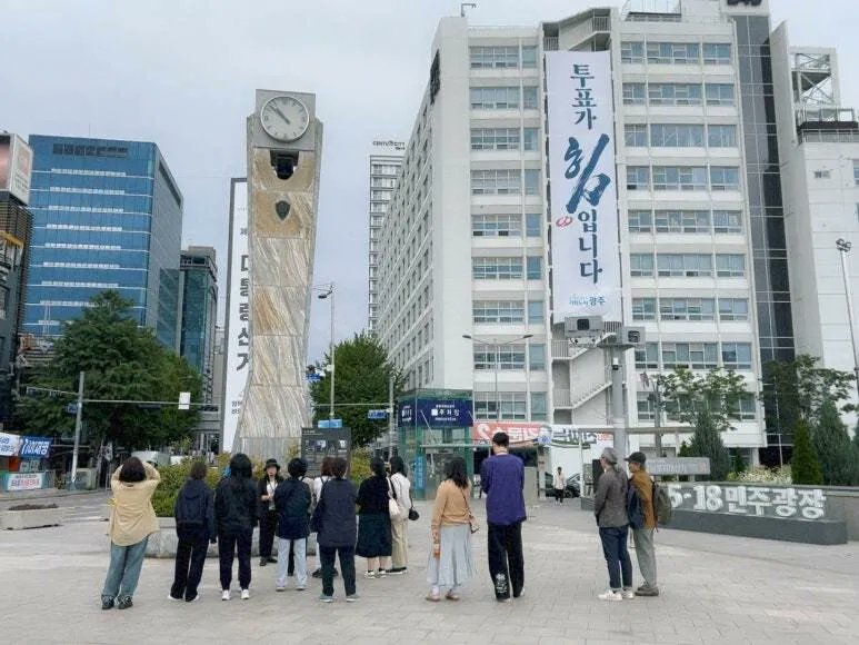 hanitweet's tweet card. 노벨문학상 수상자 한강 소설가의 소설 ‘소년이 온다’의 실제 장소를 탐방하는 ‘소년의 길’ 프로그램이 재개한다. 광주광역시는 “소설 ‘소년이 온다’ 속 ‘동호’가 지나온 주요장소를 함께 걸으며 광주의 역사와 문화를 직접 체험하는 프로그램 ‘소년의 길’을 9~11월 매주