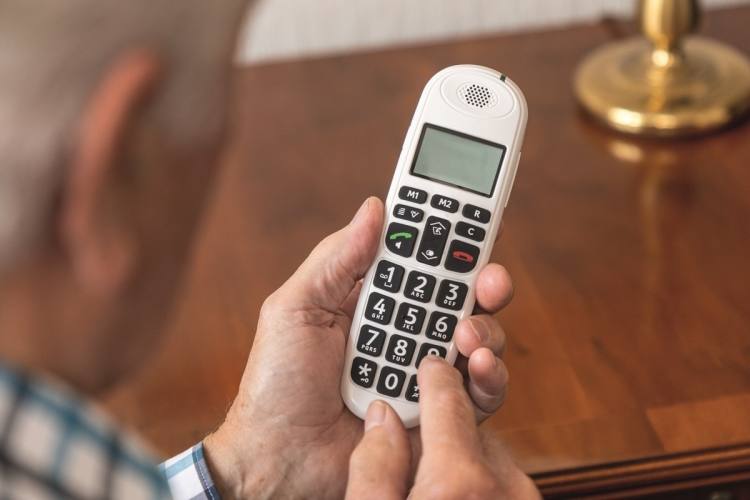 polizeitickerch's tweet card. In Schaffhausen häufen sich derzeit Anrufe von Betrügern, die sich als Spitex-Mitarbeitende ausgeben. Dabei werden Dienstleistungen angeboten, Daten erfragt oder Termine für Gesundheitskontrollen...