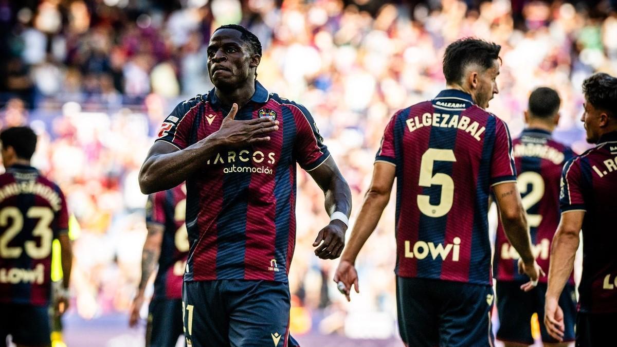 mundodeportivo's tweet card. Etta Eyong llegó a España después de cumplir los 18 años. Cuando aterrizó en el Cádiz venía de jugar toda su vida de mediocentro. Y, de hecho, sus primeros pasos