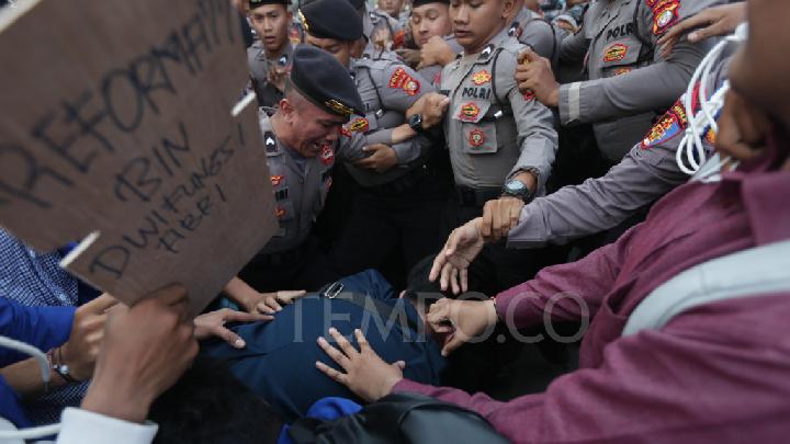 tempodotco's tweet card. Dalam aksi demo tolak UU TNI di berbagai daerah, sejumlah mahasiswa mengalami penangkapan dan tindakan represif pihak kepolisian.