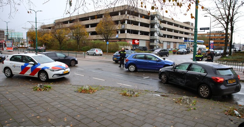 Veel schade na aanrijding op kruispunt Visseringlaan Rijswijk