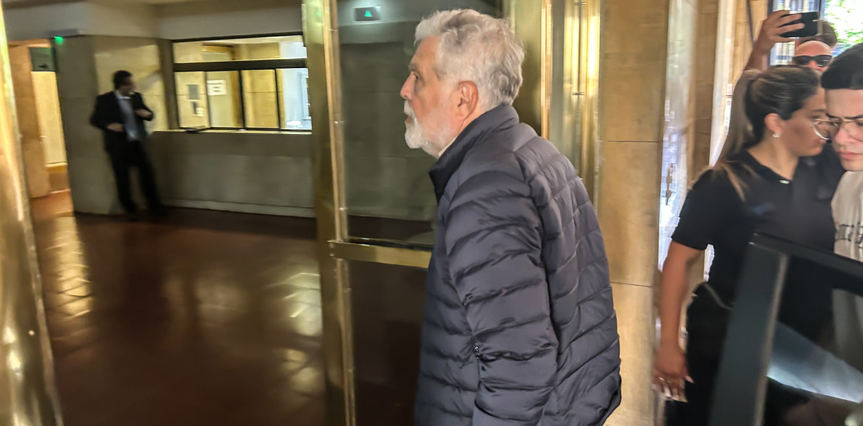 NDChaco_'s tweet card. El exministro de Planificación Federal del kirchnerismo Julio De Vido se presentó hoy en los tribunales de Comodoro Py para cumplir la pena de cuatro años de prisión por la Tragedia de Once,...