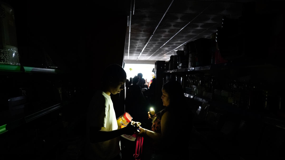 fjimenezc's tweet card. Un massiccio blackout ha colpito la Spagna e il Portogallo: secondo il premier spagnolo Sanchez «non è esclusa alcuna ipotesi», mentre l'operatore di rete portoghese cita «un raro fenomeno atmosfer...