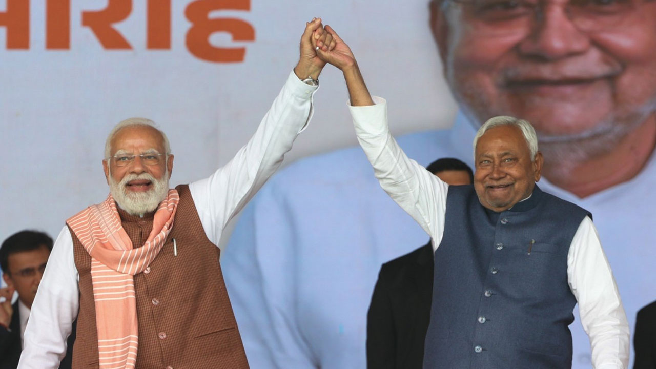 amitkumardabsha's tweet card. बिहार में 2025 का चुनाव राजनीतिक गठबंधनों या दलों के बीच का चुनाव नहीं था, बल्कि सत्ता पर कब्जा करने के लिए दिल्ली में लिखी गई फासीवादी पटकथा थी। भारत में यह लोकतांत्रिक स्वरूप में उभरकर आया है,...