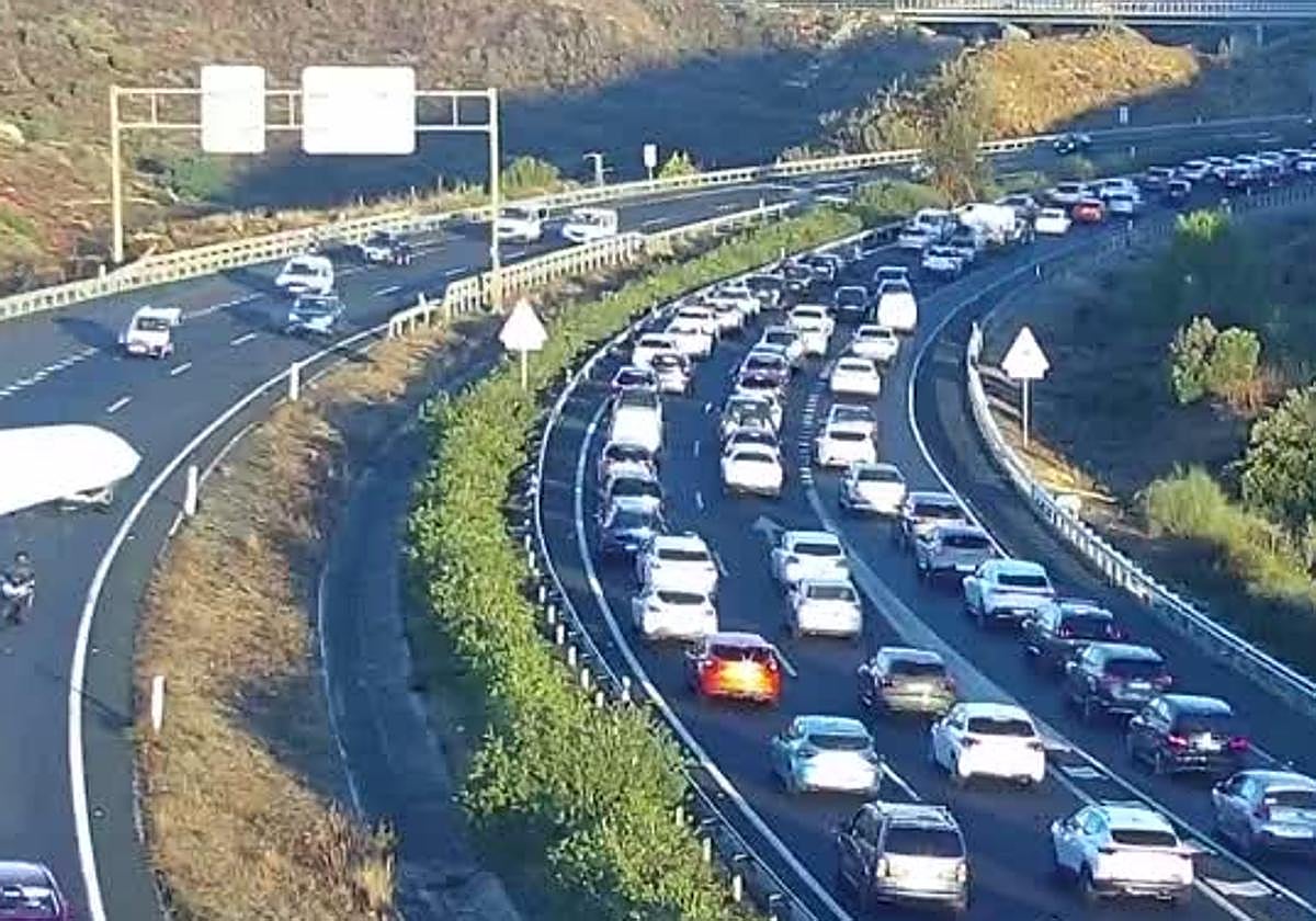 DiarioSUR's tweet card. La gran retención, que se ha convertido en una ratonera para miles de conductores y que ya se ha disuelto, ha complicado la entrada a centros educativos y de trabajo