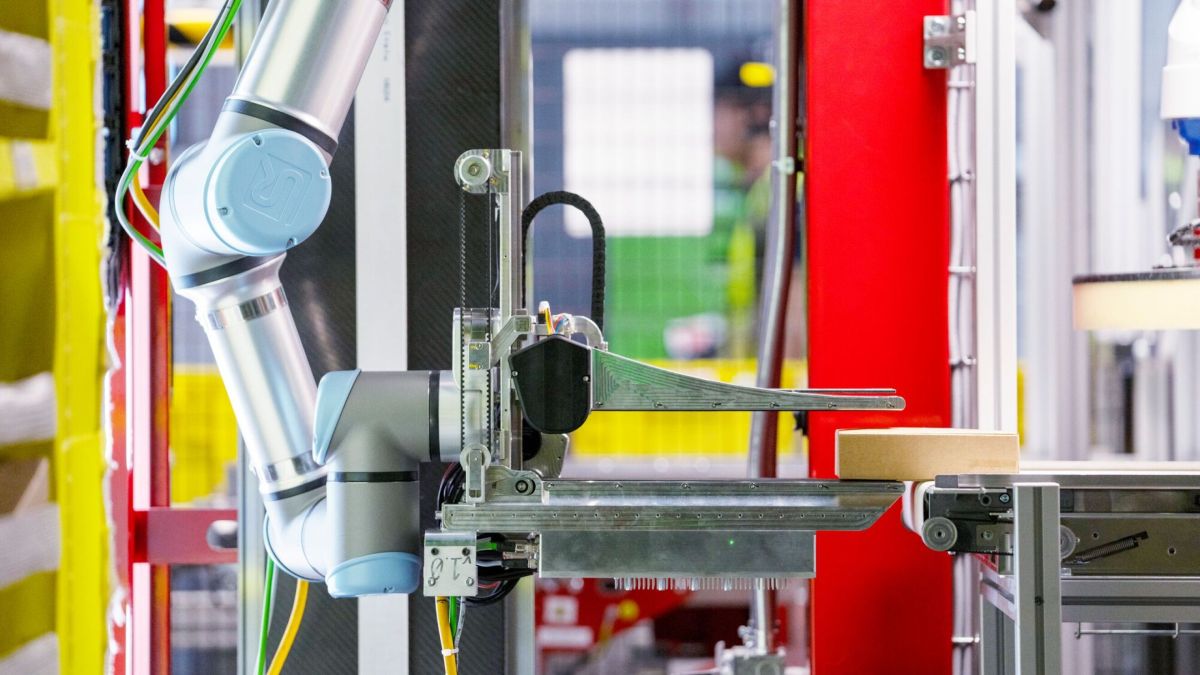 PumexTech's tweet card. Amazon says that it has developed a new warehouse robot, Vulcan, that can 'feel' some of the items it touches.